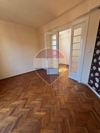 Apartament cu 3 camere semidecomandat în Periferie