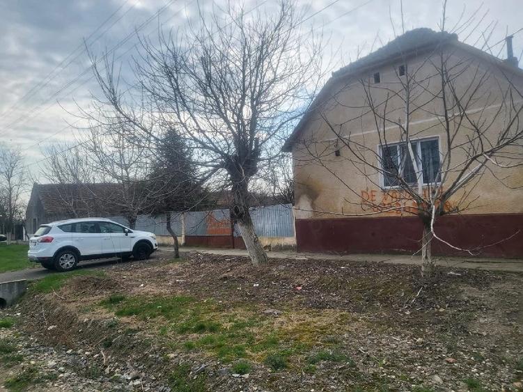 Casă cu Teren 3000 Mp în Checea