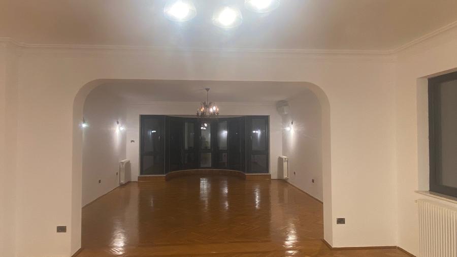 Casă individuală cu 12 camere cu Canalizare în Cotroceni