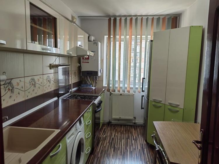 Apartament cu 3 camere decomandat, mobilat în Central