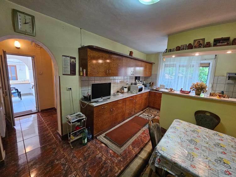 Casă cu 6 camere cu Teren 355 Mp în Decebal