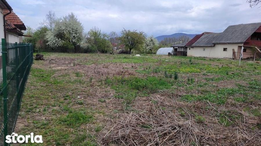 Teren de 4600 mp, în Recea