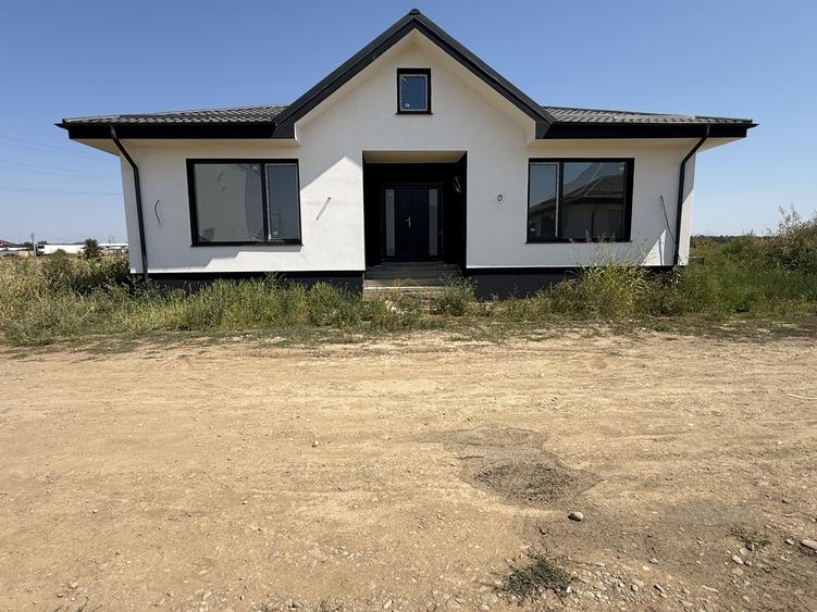 Casă individuală cu 4 camere cu Teren 400 Mp în Săbăreni