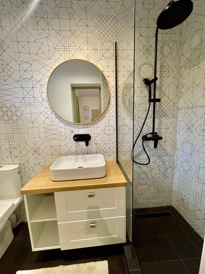 Apartament cu 3 camere decomandat, mobilat în Cornișa