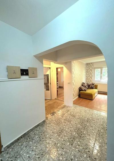 Apartament cu 3 camere decomandat, mobilat în Lipovei
