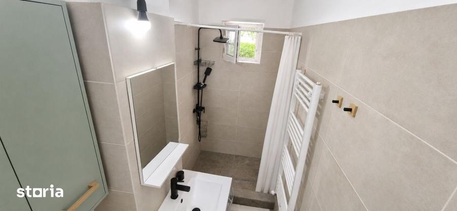 Apartament cu 3 camere decomandat în Craiovița Nouă