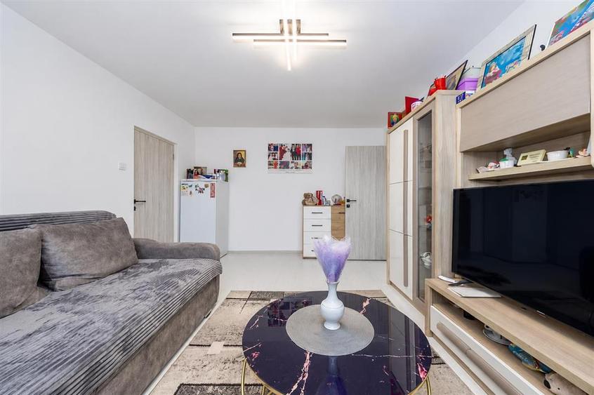 Apartament cu 3 camere semidecomandat, mobilat în Electroprecizia