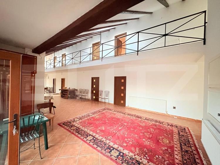 Casă individuală cu 9 camere cu Teren 16351 Mp în Sud-Est