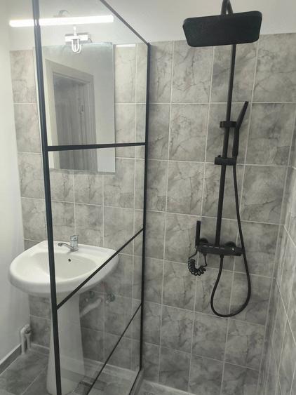 Apartament cu 3 camere semidecomandat în Berceni