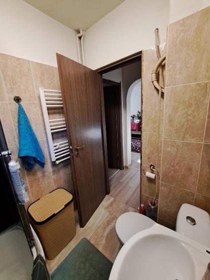 Apartament cu 3 camere semidecomandat, mobilat în Rahova