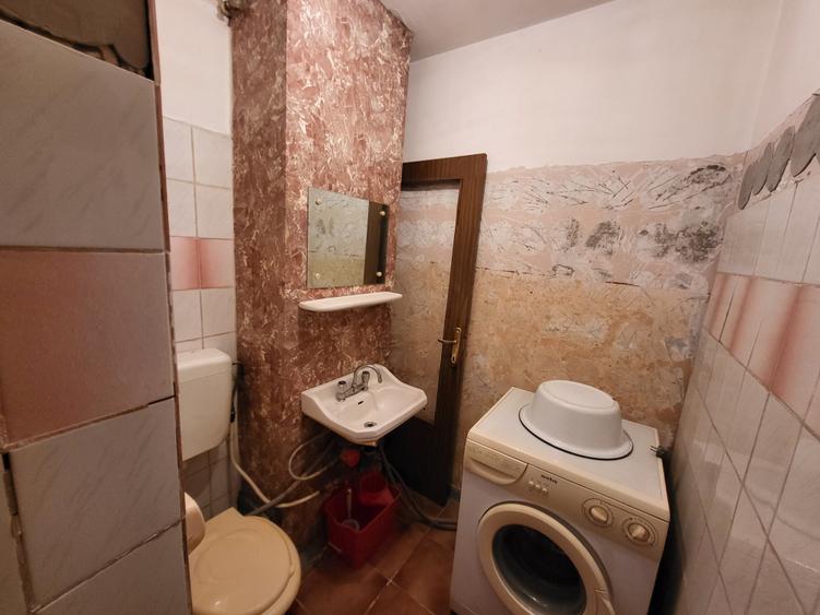 Apartament cu 3 camere semidecomandat în Colentina