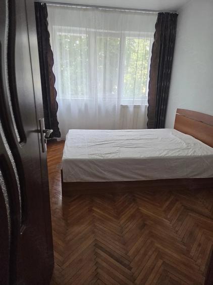 Apartament cu 3 camere semidecomandat în Dristor