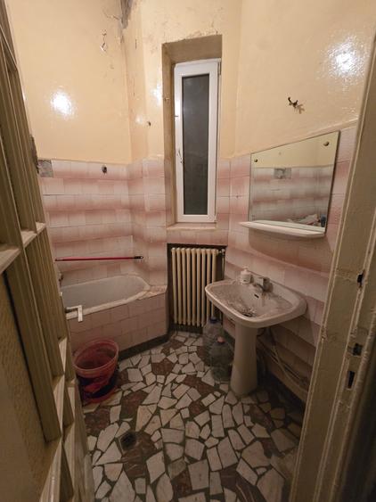 Apartament cu 4 camere semidecomandat în Armeneasca