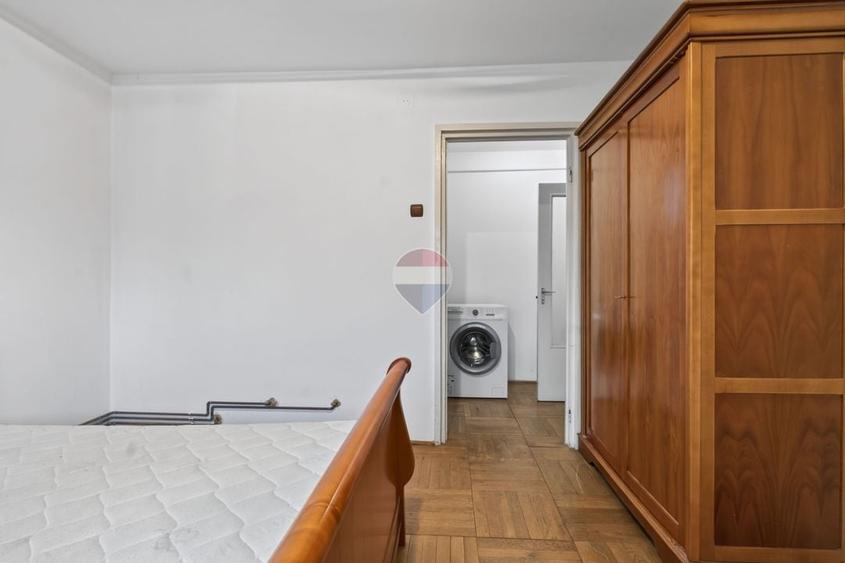 Apartament cu 3 camere semidecomandat în Băncilor