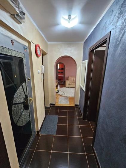 Apartament cu 3 camere semidecomandat, mobilat în Podu Roș