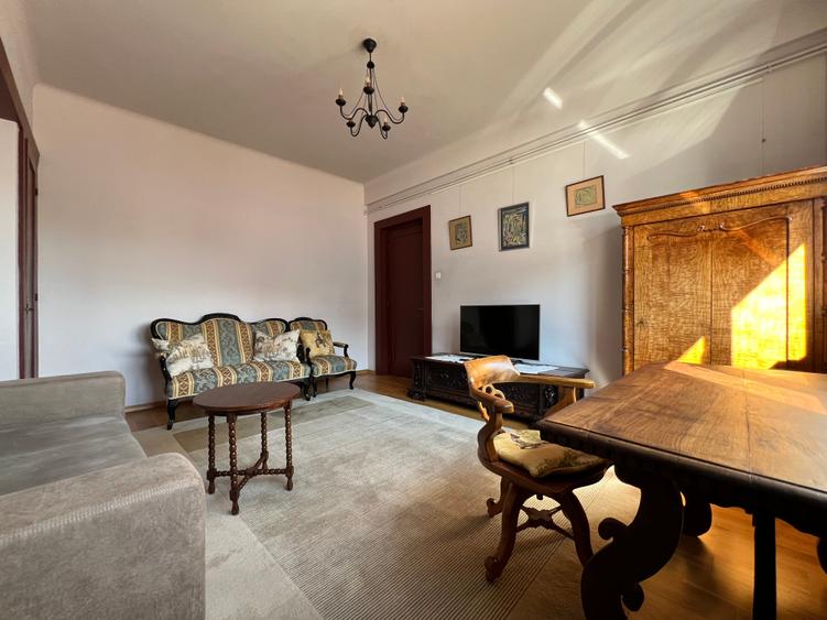 Apartament cu 3 camere semidecomandat, mobilat în Ultracentral