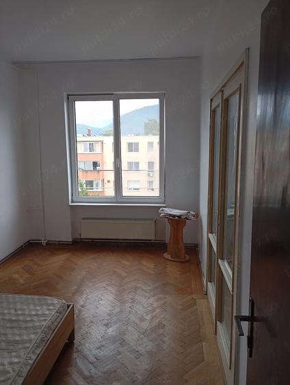 Apartament cu 2 camere decomandat în Tractorul