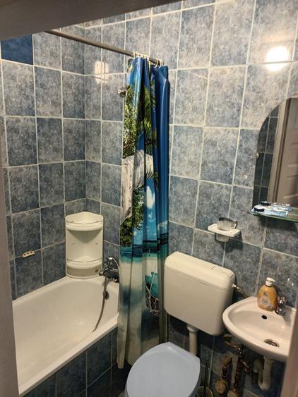Inchiriez garsoniera,langa podul Decebal,la 3 minute de statia de tramvai,etaj 4. - 6