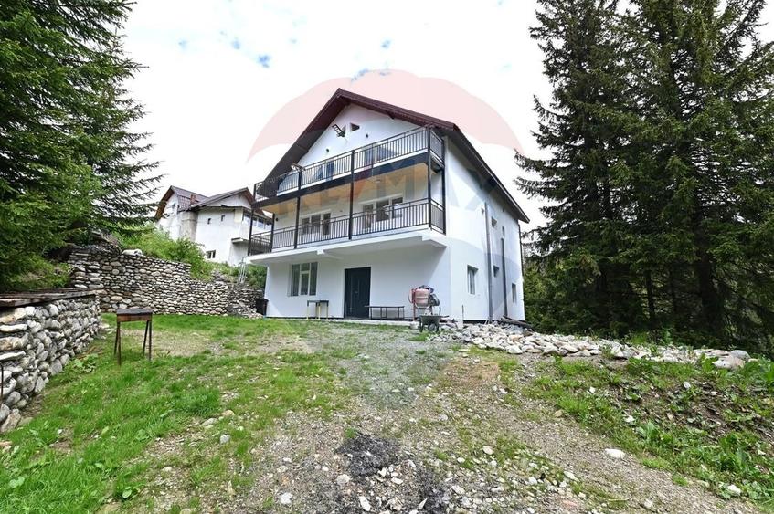 Hotel/Pensiune, de 342 mp, în Baia de Fier