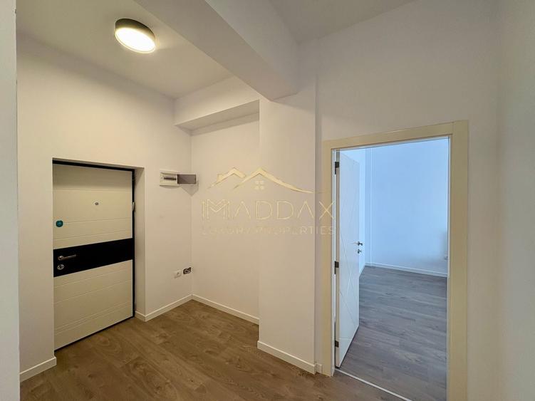 Apartament cu 3 camere semidecomandat, mobilat în Băneasa