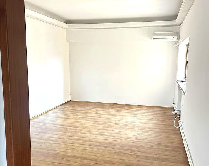 Apartament cu 6 camere decomandat în Dacia
