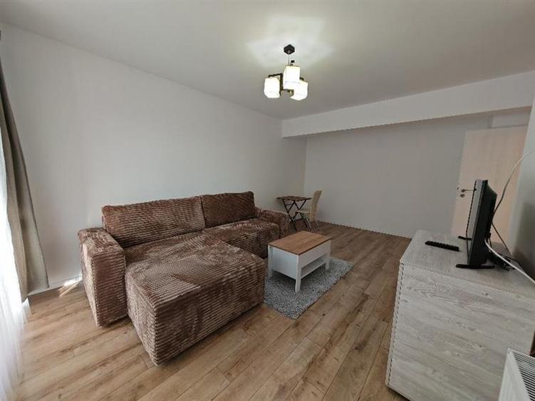 Apartament cu 2 camere decomandat, mobilat în Tractorul