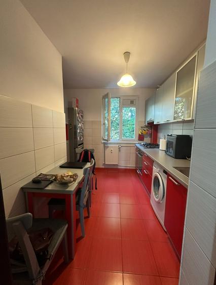 Apartament cu 3 camere decomandat în Drumul Taberei