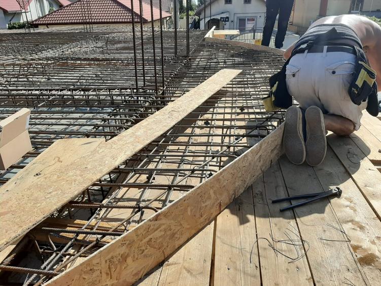 Casă individuală cu 7 camere cu Canalizare în Sud
