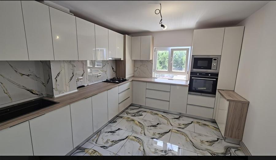 Apartament cu 4 camere decomandat în Central
