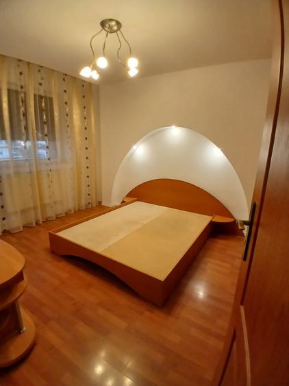 Apartament cu 3 camere semidecomandat, mobilat în Ultracentral