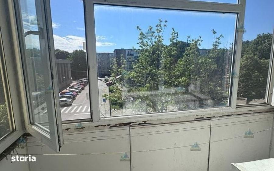 Apartament cu 3 camere semidecomandat în Uiești