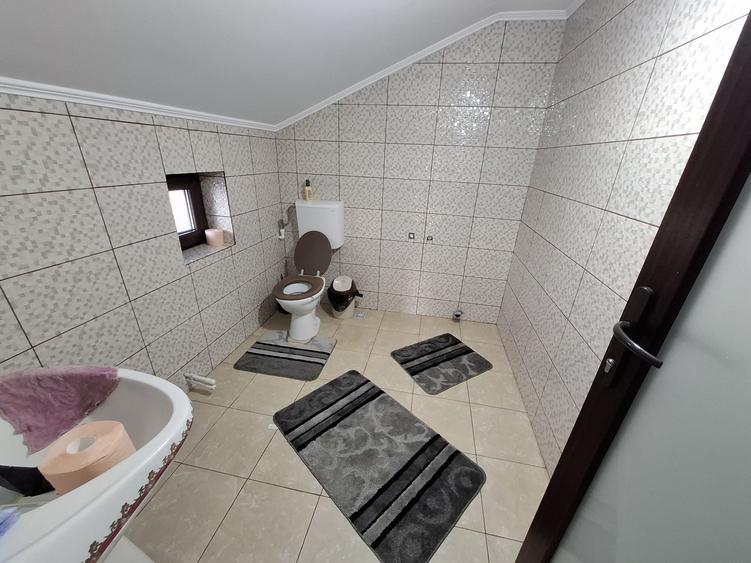 Casă cu 4 camere în Lacu