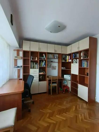Apartament cu 3 camere decomandat, mobilat în Victoriei