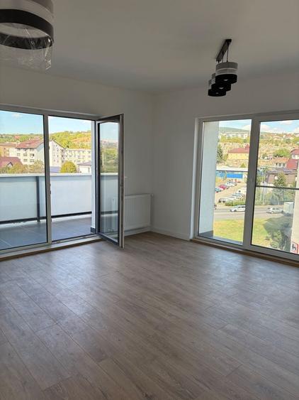 Apartament cu 4 camere decomandat în Dâmbul Rotund