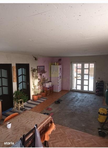 Casă cu 4 camere în Vărăști