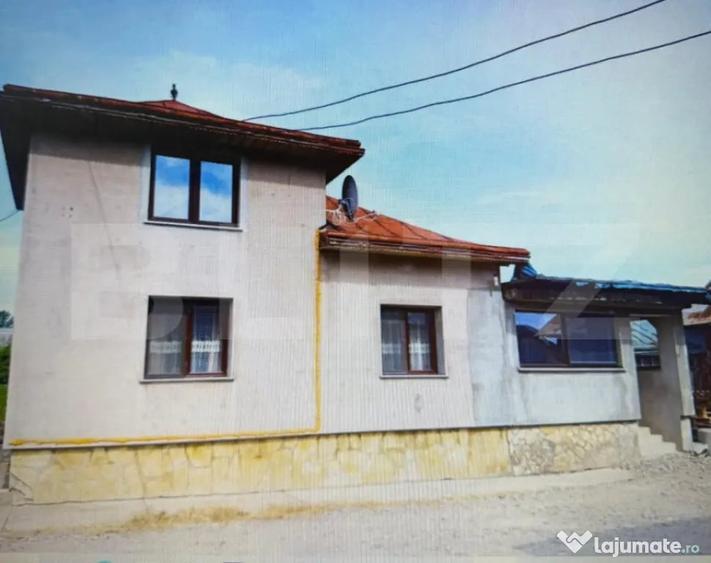 Casă cu 4 camere cu Teren 7000 Mp în Central