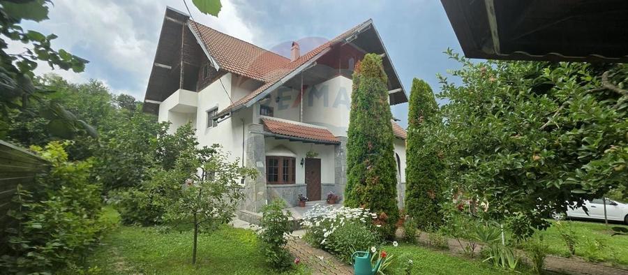 Casă individuală cu 7 camere cu Teren 917 Mp în Tătărani