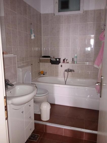 Apartament cu 4 camere semidecomandat în Medicină