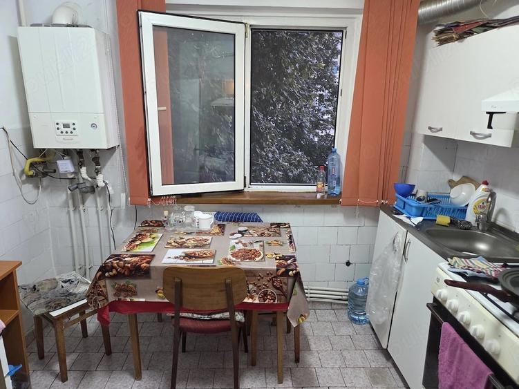 Apartament cu 3 camere semidecomandat în Central
