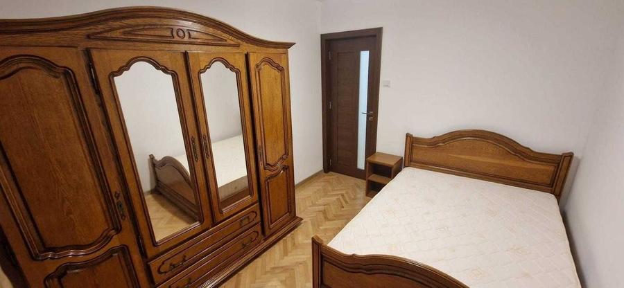 Apartament cu 3 camere decomandat în Teilor