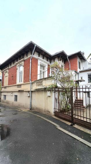 Apartament cu 5 camere decomandat în P-ța Unirii