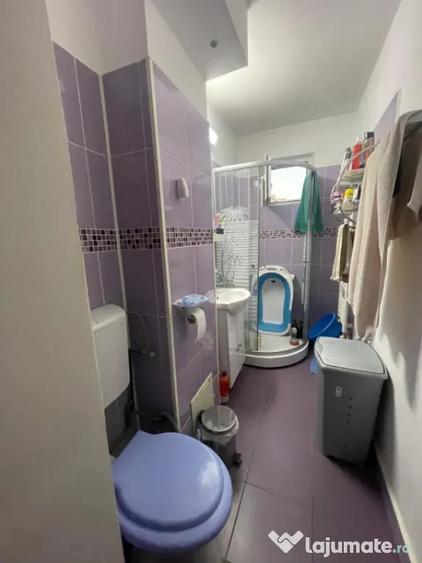 Apartament cu 3 camere semidecomandat în Craiovița Nouă