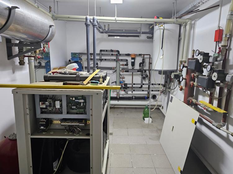 Casă individuală cu 8 camere cu Piscina în Frumușani