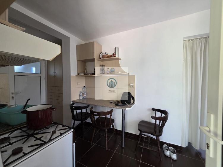 Casă cu 8 camere cu Canalizare în Central