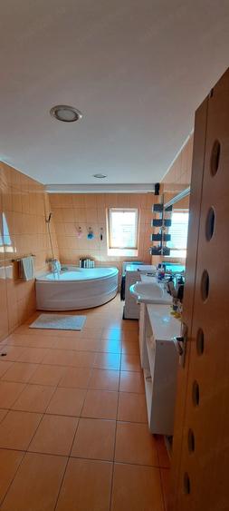 Apartament cu 3 camere decomandat în Florești