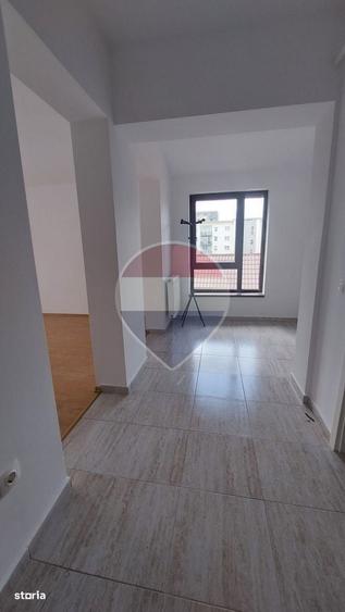 Apartament cu 2 camere decomandat în Tractorul