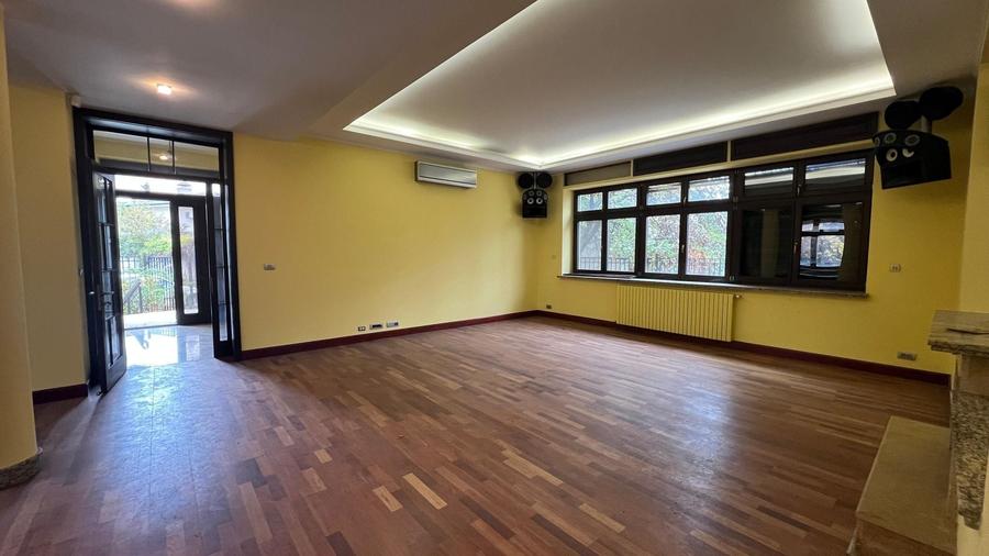 Casă individuală cu 7 camere cu Canalizare în Băneasa