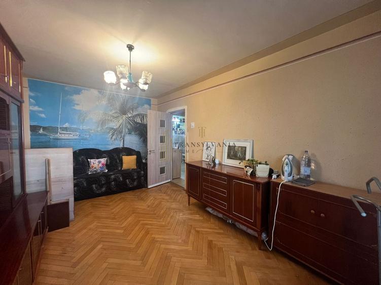Apartament cu 3 camere decomandat, mobilat în Valea Aurie