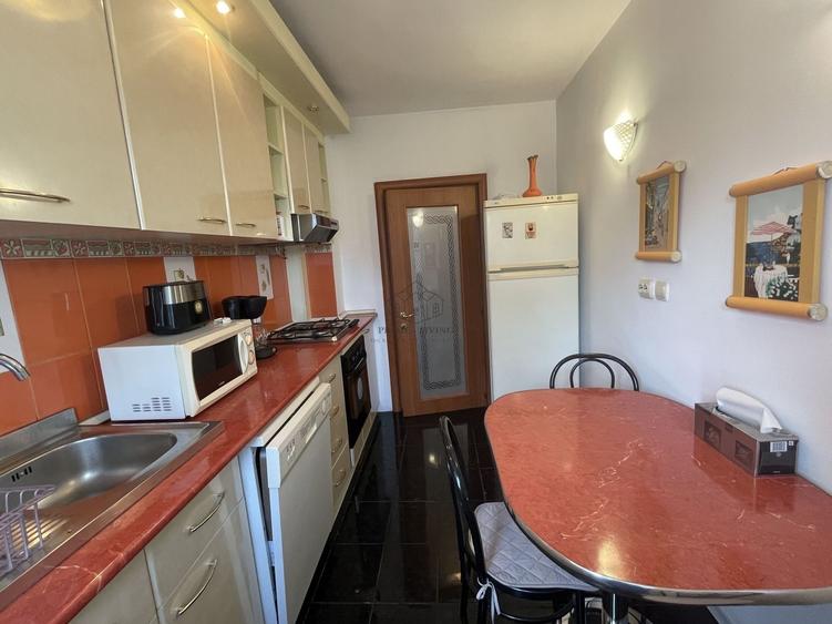 Apartament cu 3 camere decomandat, mobilat în Victoriei