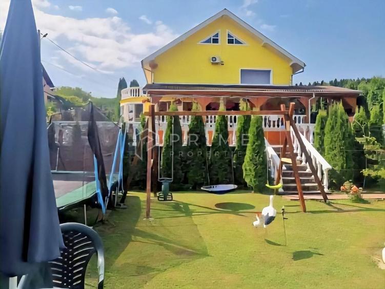 Casă individuală cu 8 camere cu Canalizare în Ivănești